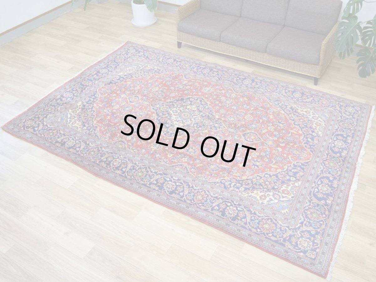 画像2: 良品 ペルシャ 絨毯 カシャーン産  300 x 201 cm No.AD321 縦3m 横2m 6㎡ 〜6帖 リビング ダイニング 3人掛けソファ コーナーソファ 大判 サイズ 肉厚 ウール 手織り トライバル ラグ 敷物 マット カーペット メダリオン ヴィンテージ ビンテージ 赤 ネイビー b-ad321-300201h884536 (2)