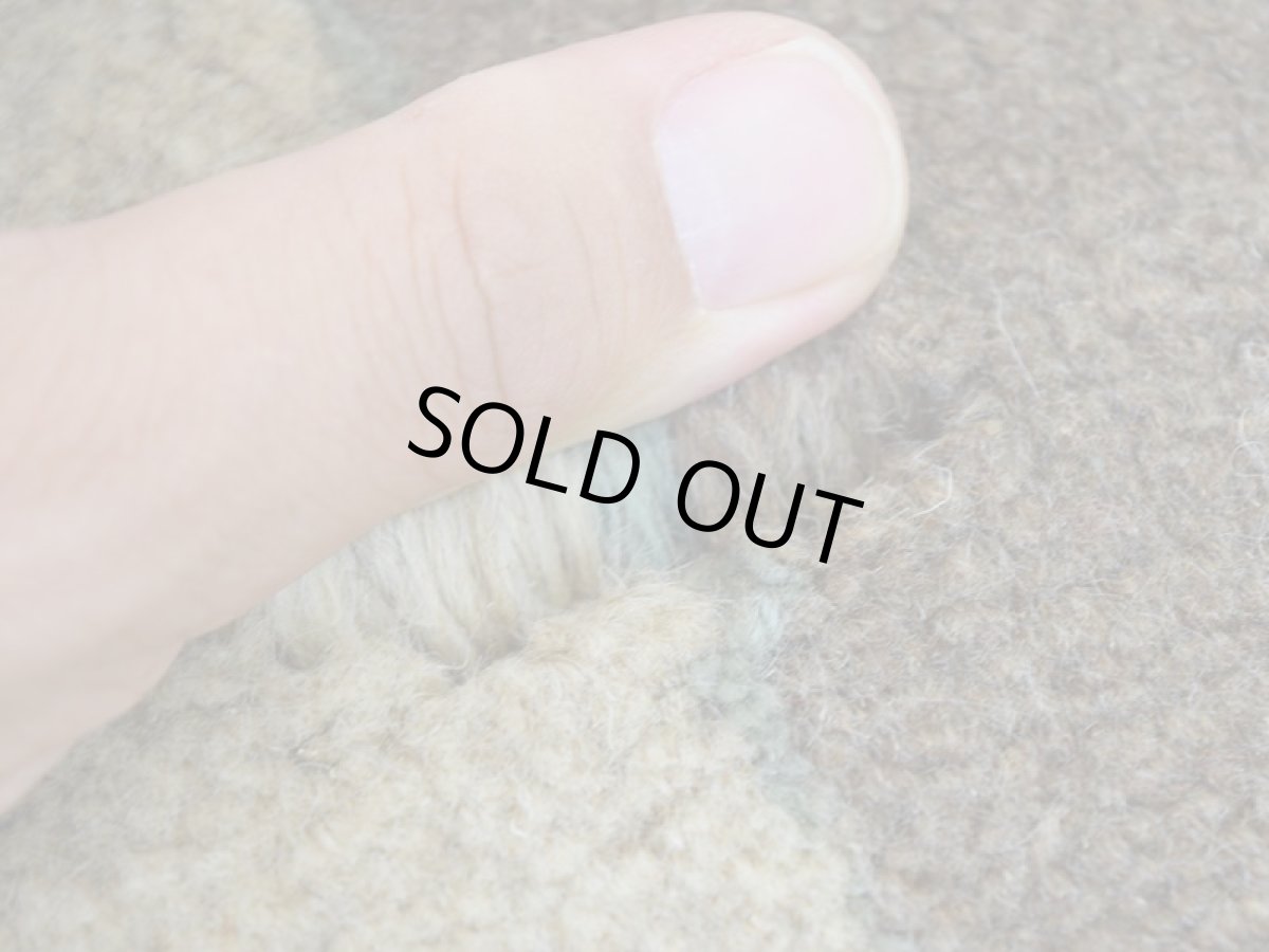 画像3: 新品 ペルシャ ギャッベ No.973 - 46 × 40 cm 座布団 クッションサイズ ラグ チェアマット 肉厚 天然 ウール ギャベ 手織り タクトバフト ハンドメイド ラグ 絨毯 カーペット 動物 柄 ベージュ ライトブラウン ライトグレー ナチュラルカラー 原毛系 n-973-046040h010a310 (3)