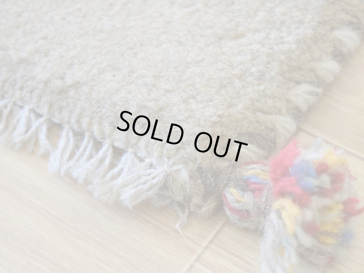 画像8: 新品 ペルシャ ギャッベ No.973 - 46 × 40 cm 座布団 クッションサイズ ラグ チェアマット 肉厚 天然 ウール ギャベ 手織り タクトバフト ハンドメイド ラグ 絨毯 カーペット 動物 柄 ベージュ ライトブラウン ライトグレー ナチュラルカラー 原毛系 n-973-046040h010a310 (8)