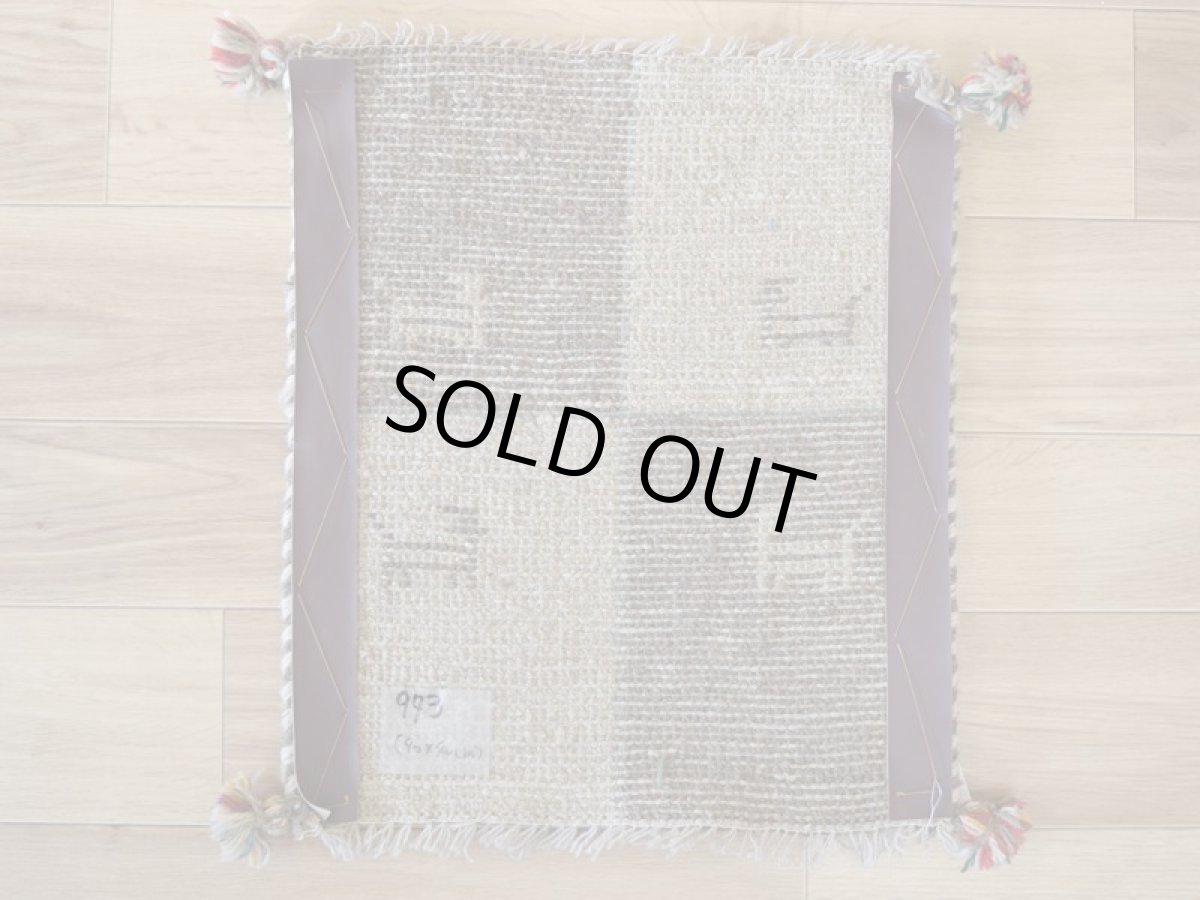 画像12: 新品 ペルシャ ギャッベ No.973 - 46 × 40 cm 座布団 クッションサイズ ラグ チェアマット 肉厚 天然 ウール ギャベ 手織り タクトバフト ハンドメイド ラグ 絨毯 カーペット 動物 柄 ベージュ ライトブラウン ライトグレー ナチュラルカラー 原毛系 n-973-046040h010a310 (12)