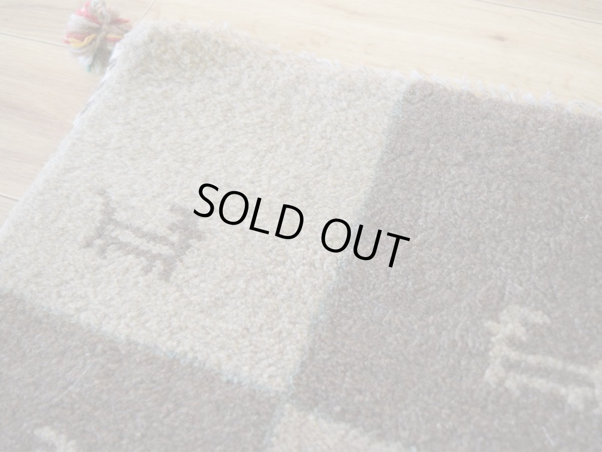 画像2: 新品 ペルシャ ギャッベ No.973 - 46 × 40 cm 座布団 クッションサイズ ラグ チェアマット 肉厚 天然 ウール ギャベ 手織り タクトバフト ハンドメイド ラグ 絨毯 カーペット 動物 柄 ベージュ ライトブラウン ライトグレー ナチュラルカラー 原毛系 n-973-046040h010a310 (2)