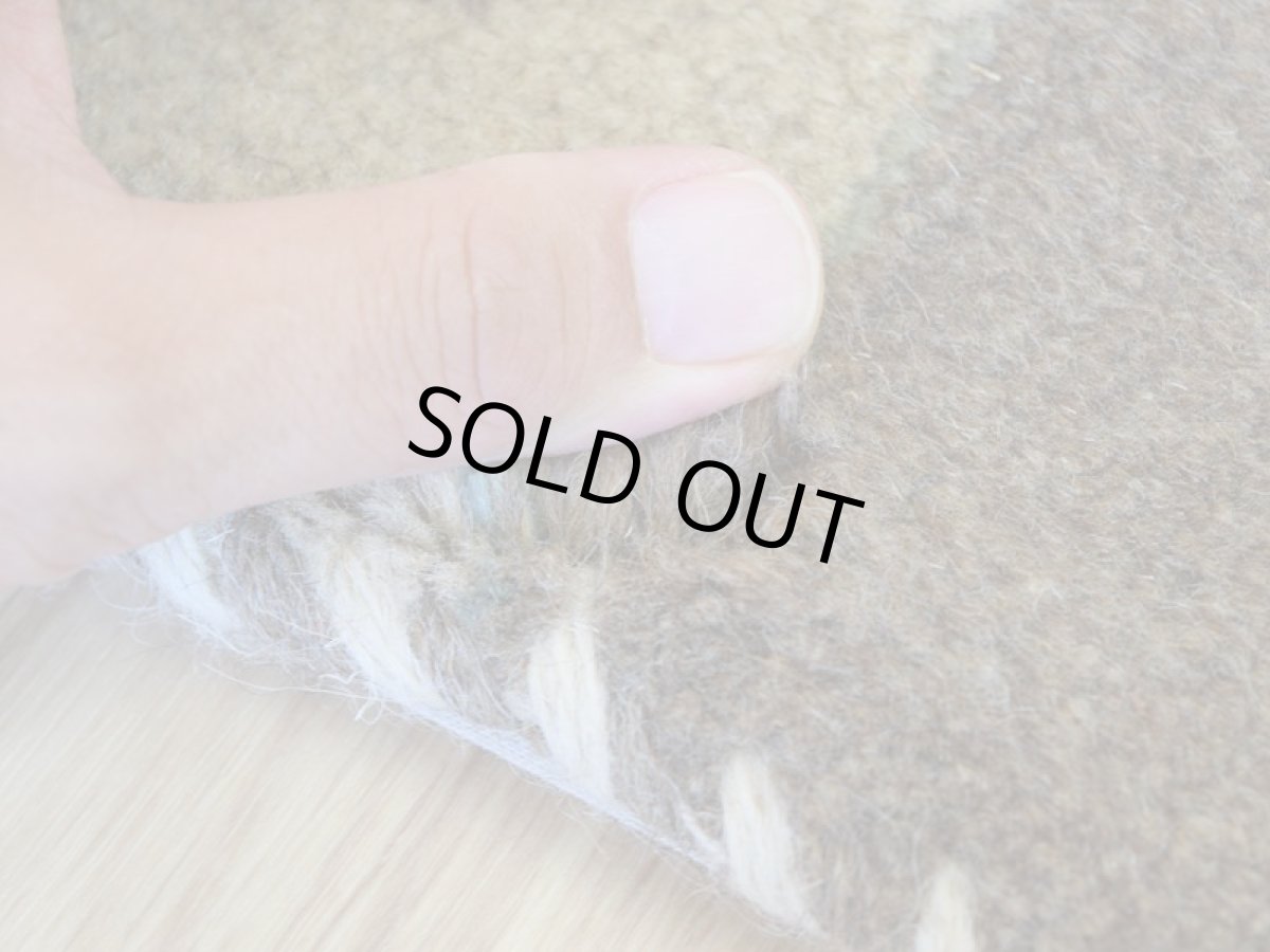 画像6: 新品 ペルシャ ギャッベ No.973 - 46 × 40 cm 座布団 クッションサイズ ラグ チェアマット 肉厚 天然 ウール ギャベ 手織り タクトバフト ハンドメイド ラグ 絨毯 カーペット 動物 柄 ベージュ ライトブラウン ライトグレー ナチュラルカラー 原毛系 n-973-046040h010a310 (6)