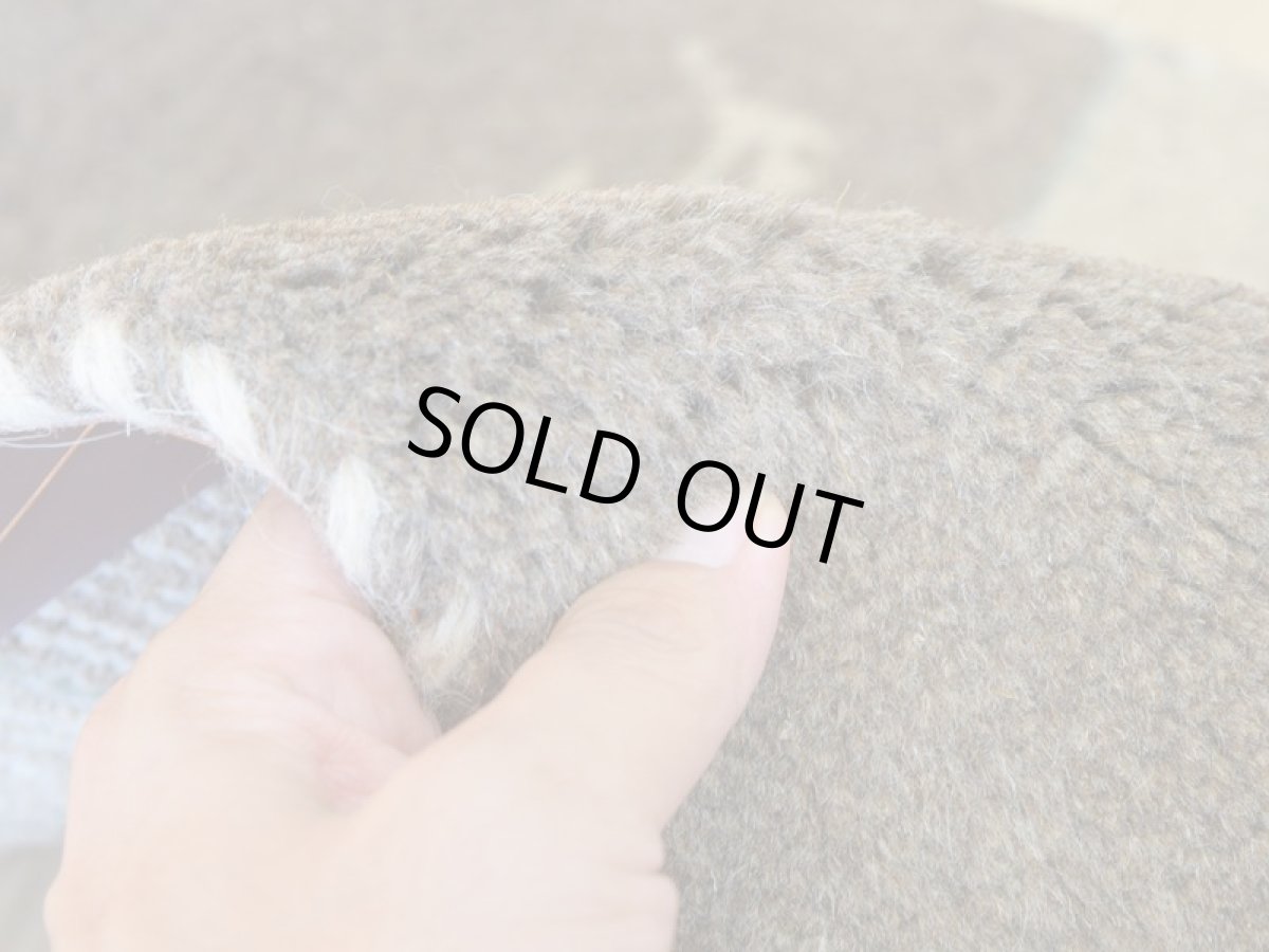 画像7: 新品 ペルシャ ギャッベ No.973 - 46 × 40 cm 座布団 クッションサイズ ラグ チェアマット 肉厚 天然 ウール ギャベ 手織り タクトバフト ハンドメイド ラグ 絨毯 カーペット 動物 柄 ベージュ ライトブラウン ライトグレー ナチュラルカラー 原毛系 n-973-046040h010a310 (7)