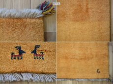 画像24: 新品 ペルシャ ギャッベ 縦2.5m 横1.7m 4㎡ 〜4帖 リビング ダイニング 2-3人掛けソファ サイズ 234 × 164 cm No.1945 天然 草木染 ウール ギャベ 手織り ハンドメイド ラグ 絨毯 カーペット リビングダイニングルームやベッドサイドに 黄色 レモンイエロー からし色 マスタード 動物 柄 n-1945-234164s513004p (24)
