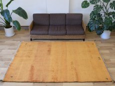 画像1: 新品 ペルシャ ギャッベ 縦2.5m 横1.7m 4㎡ 〜4帖 リビング ダイニング 2-3人掛けソファ サイズ 234 × 164 cm No.1945 天然 草木染 ウール ギャベ 手織り ハンドメイド ラグ 絨毯 カーペット リビングダイニングルームやベッドサイドに 黄色 レモンイエロー からし色 マスタード 動物 柄 n-1945-234164s513004p (1)