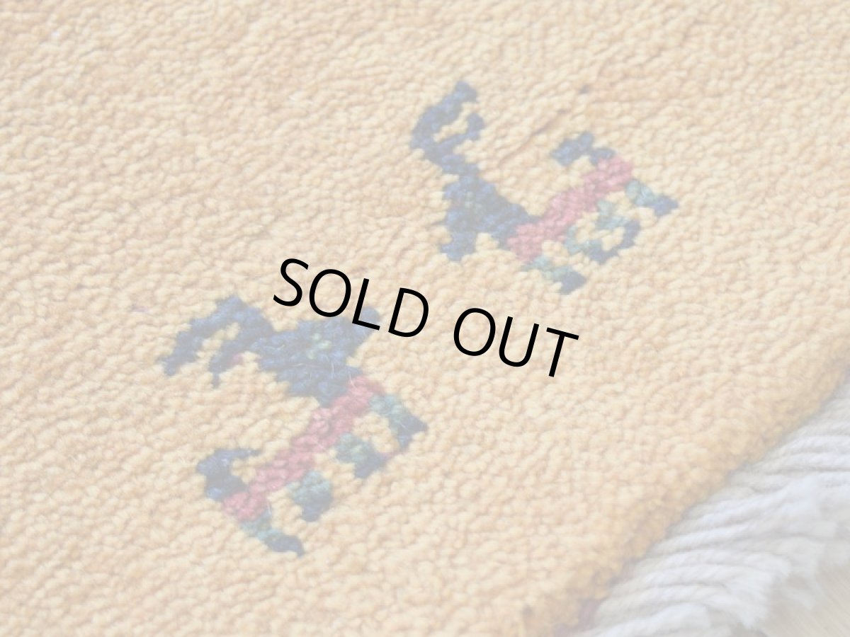 画像19: 新品 ペルシャ ギャッベ 縦2.5m 横1.7m 4㎡ 〜4帖 リビング ダイニング 2-3人掛けソファ サイズ 234 × 164 cm No.1945 天然 草木染 ウール ギャベ 手織り ハンドメイド ラグ 絨毯 カーペット リビングダイニングルームやベッドサイドに 黄色 レモンイエロー からし色 マスタード 動物 柄 n-1945-234164s513004p (19)