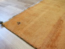画像10: 新品 ペルシャ ギャッベ 縦2.5m 横1.7m 4㎡ 〜4帖 リビング ダイニング 2-3人掛けソファ サイズ 234 × 164 cm No.1945 天然 草木染 ウール ギャベ 手織り ハンドメイド ラグ 絨毯 カーペット リビングダイニングルームやベッドサイドに 黄色 レモンイエロー からし色 マスタード 動物 柄 n-1945-234164s513004p (10)
