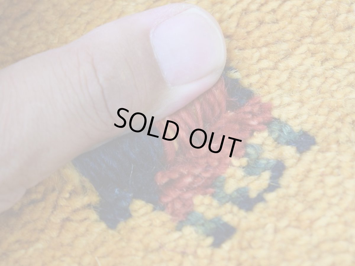 画像20: 新品 ペルシャ ギャッベ 縦2.5m 横1.7m 4㎡ 〜4帖 リビング ダイニング 2-3人掛けソファ サイズ 234 × 164 cm No.1945 天然 草木染 ウール ギャベ 手織り ハンドメイド ラグ 絨毯 カーペット リビングダイニングルームやベッドサイドに 黄色 レモンイエロー からし色 マスタード 動物 柄 n-1945-234164s513004p (20)