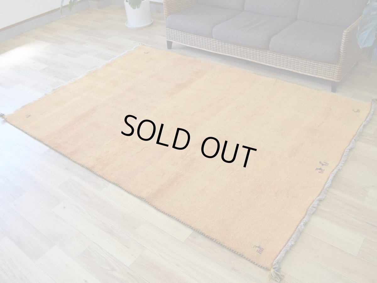 画像2: 新品 ペルシャ ギャッベ 縦2.5m 横1.7m 4㎡ 〜4帖 リビング ダイニング 2-3人掛けソファ サイズ 234 × 164 cm No.1945 天然 草木染 ウール ギャベ 手織り ハンドメイド ラグ 絨毯 カーペット リビングダイニングルームやベッドサイドに 黄色 レモンイエロー からし色 マスタード 動物 柄 n-1945-234164s513004p (2)