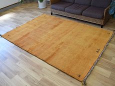 画像2: 新品 ペルシャ ギャッベ 縦2.5m 横1.7m 4㎡ 〜4帖 リビング ダイニング 2-3人掛けソファ サイズ 234 × 164 cm No.1945 天然 草木染 ウール ギャベ 手織り ハンドメイド ラグ 絨毯 カーペット リビングダイニングルームやベッドサイドに 黄色 レモンイエロー からし色 マスタード 動物 柄 n-1945-234164s513004p (2)