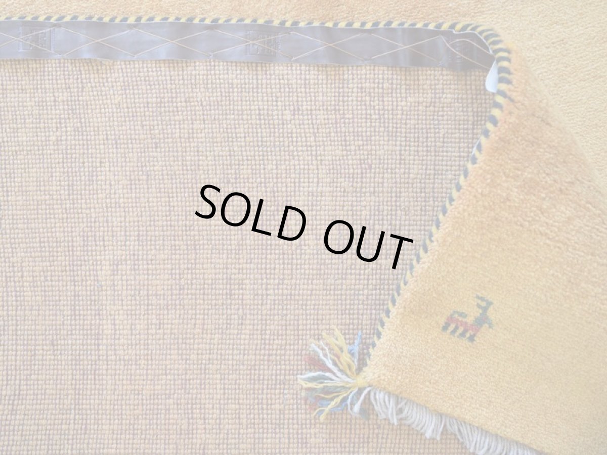 画像16: 新品 ペルシャ ギャッベ 縦2.5m 横1.7m 4㎡ 〜4帖 リビング ダイニング 2-3人掛けソファ サイズ 234 × 164 cm No.1945 天然 草木染 ウール ギャベ 手織り ハンドメイド ラグ 絨毯 カーペット リビングダイニングルームやベッドサイドに 黄色 レモンイエロー からし色 マスタード 動物 柄 n-1945-234164s513004p (16)