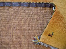 画像16: 新品 ペルシャ ギャッベ 縦2.5m 横1.7m 4㎡ 〜4帖 リビング ダイニング 2-3人掛けソファ サイズ 234 × 164 cm No.1945 天然 草木染 ウール ギャベ 手織り ハンドメイド ラグ 絨毯 カーペット リビングダイニングルームやベッドサイドに 黄色 レモンイエロー からし色 マスタード 動物 柄 n-1945-234164s513004p (16)