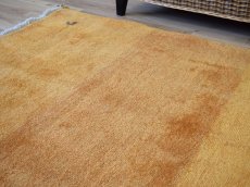画像9: 新品 ペルシャ ギャッベ 縦2.5m 横1.7m 4㎡ 〜4帖 リビング ダイニング 2-3人掛けソファ サイズ 234 × 164 cm No.1945 天然 草木染 ウール ギャベ 手織り ハンドメイド ラグ 絨毯 カーペット リビングダイニングルームやベッドサイドに 黄色 レモンイエロー からし色 マスタード 動物 柄 n-1945-234164s513004p (9)
