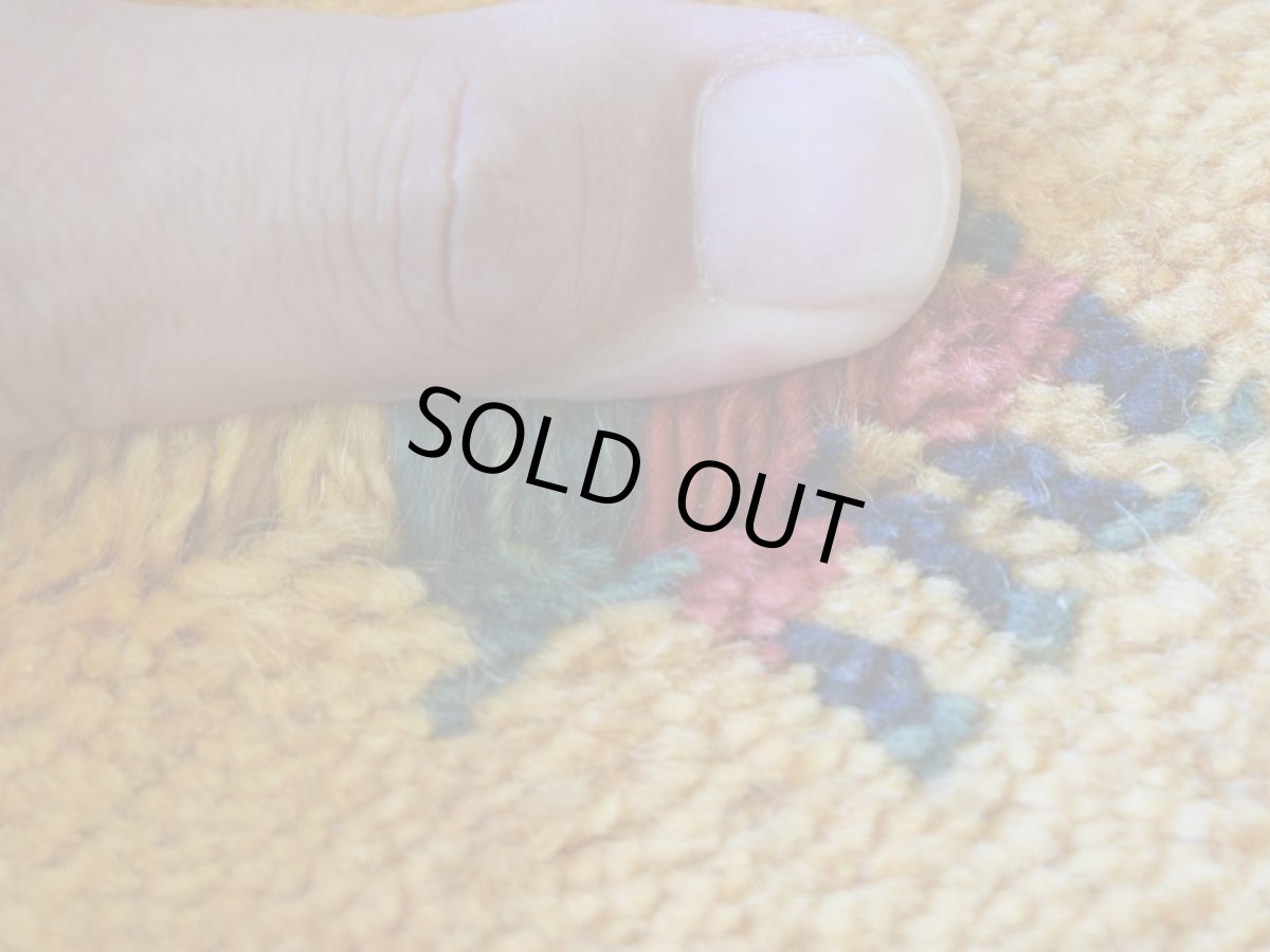 画像18: 新品 ペルシャ ギャッベ 縦2.5m 横1.7m 4㎡ 〜4帖 リビング ダイニング 2-3人掛けソファ サイズ 234 × 164 cm No.1945 天然 草木染 ウール ギャベ 手織り ハンドメイド ラグ 絨毯 カーペット リビングダイニングルームやベッドサイドに 黄色 レモンイエロー からし色 マスタード 動物 柄 n-1945-234164s513004p (18)