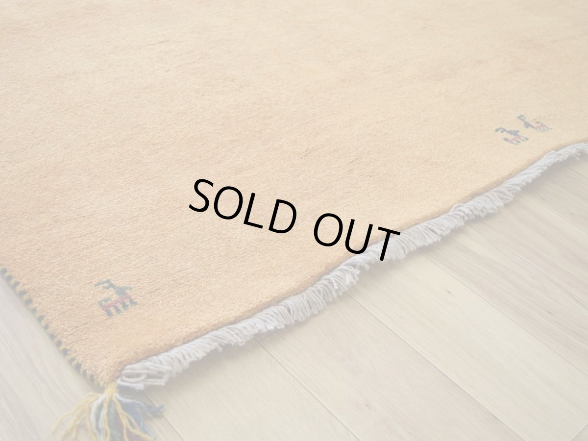画像12: 新品 ペルシャ ギャッベ 縦2.5m 横1.7m 4㎡ 〜4帖 リビング ダイニング 2-3人掛けソファ サイズ 234 × 164 cm No.1945 天然 草木染 ウール ギャベ 手織り ハンドメイド ラグ 絨毯 カーペット リビングダイニングルームやベッドサイドに 黄色 レモンイエロー からし色 マスタード 動物 柄 n-1945-234164s513004p (12)
