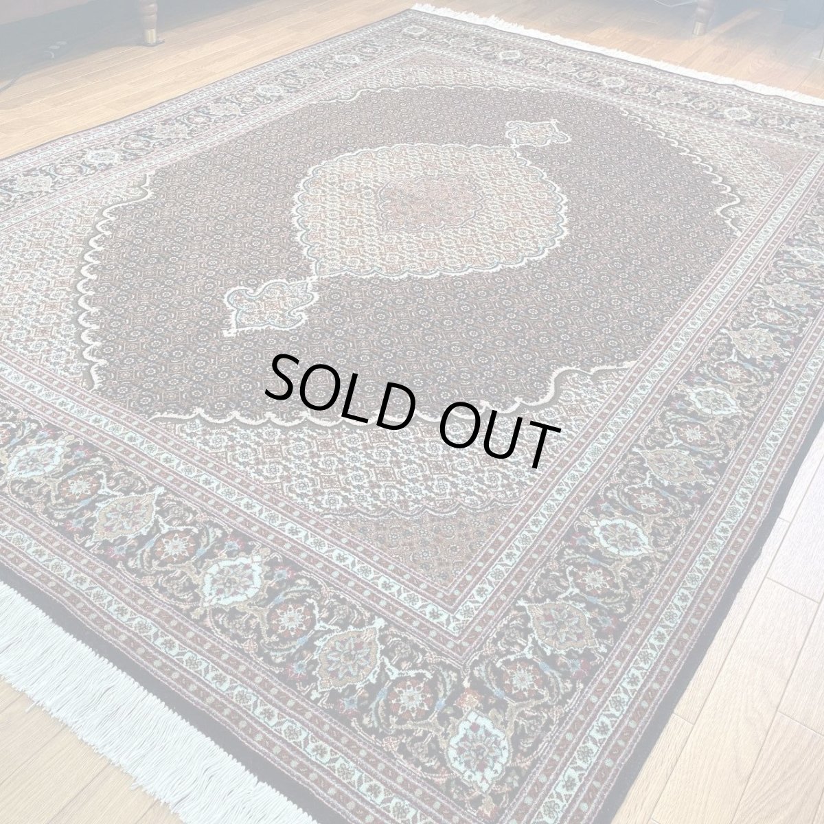 画像3: 美品 ペルシャ 絨毯 タブリーズ 産 50ラジ 5マスネ 縦2m 横1.5m 3㎡ 〜2-3帖程度 リビング ダイニング 2-3人掛けソファ サイズ 202 x 156 cm 天然 コルクウール シルク 手織り トライバル ラグ 敷物 マット カーペット メダリオンコーナー マヒデザイン ヘシティ柄 生成り クリーム 黒 オリーブ グリーン 茶 ベージュ MA400-202156Z050 (3)