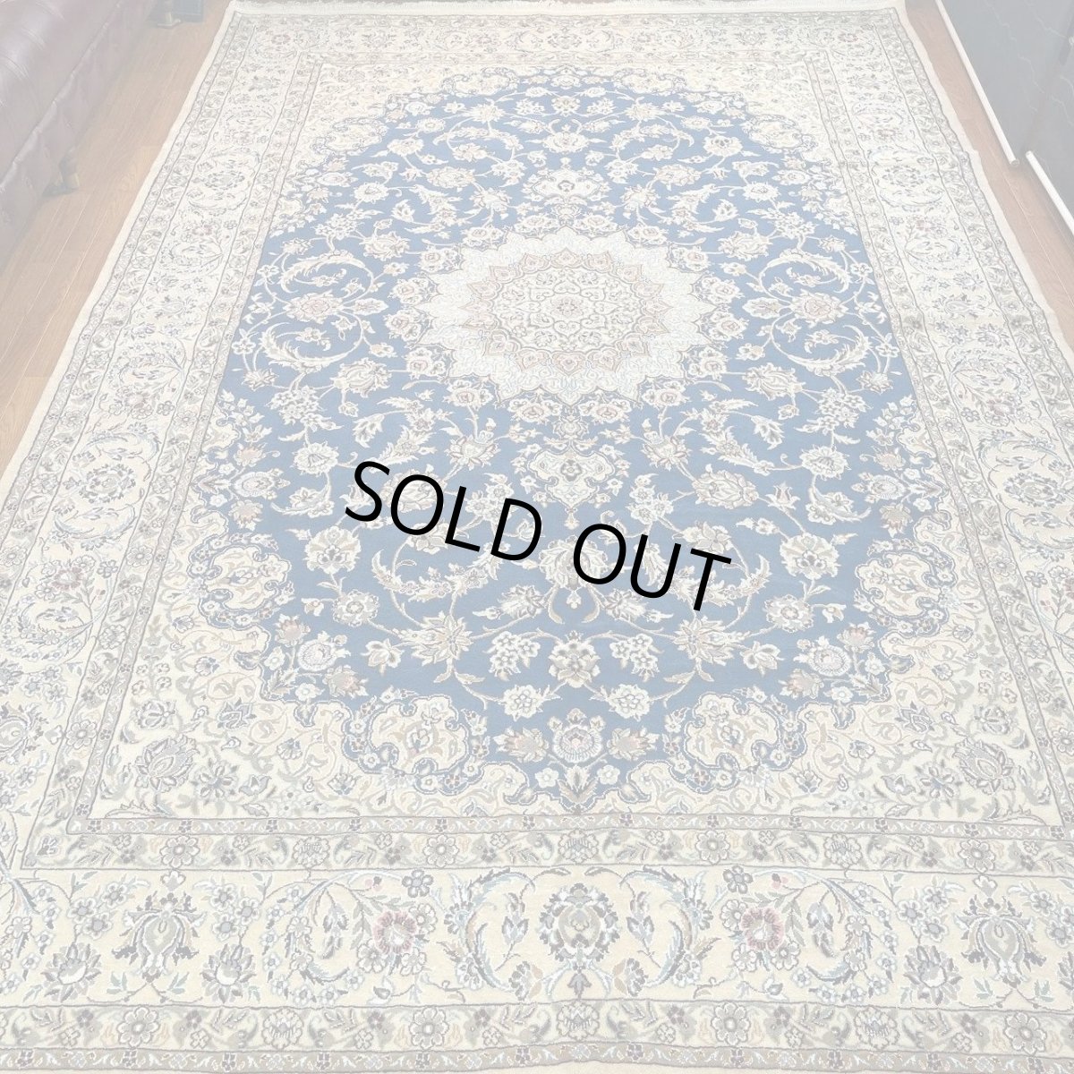 画像2: 新品 ペルシャ 絨毯 ナイン 産 9la ノーラー ノーフラ― 縦3m 横2m 6㎡ 〜6帖程度 リビング ダイニング 3人掛けソファ コーナーソファ 大判 サイズ 305 x 205 cm 肉厚 天然 ウール 手織り トライバル ラグ 敷物 カーペット メダリオン クリーム 生成り色 ベージュ 青 水色 ブルー MA404-2171-305205Z100 (2)