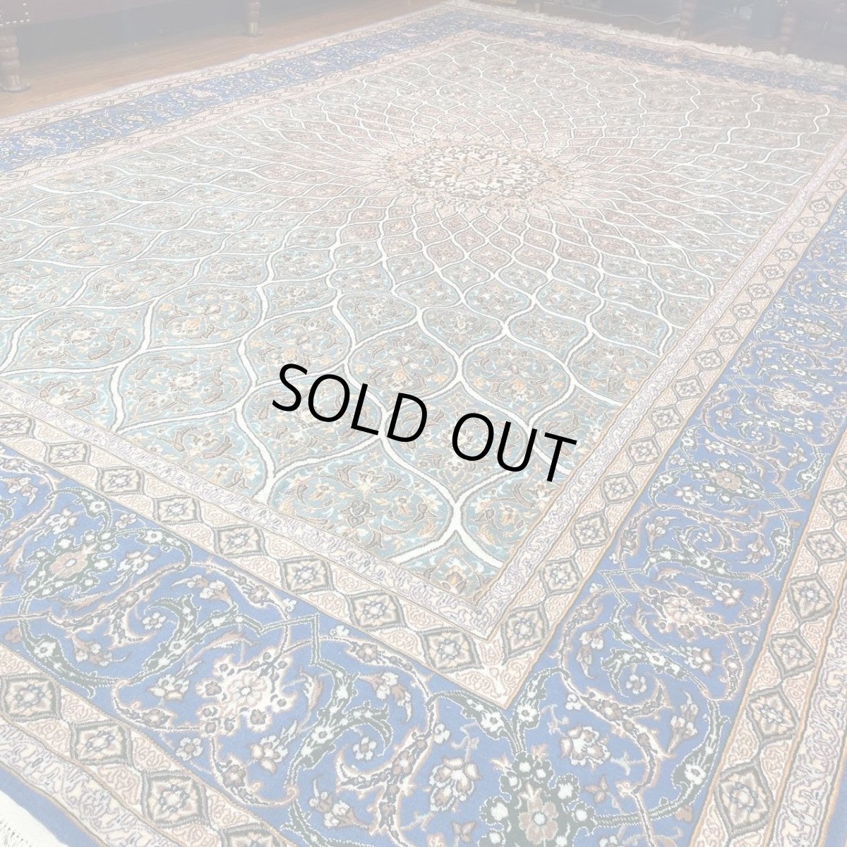 画像3: 新品 ペルシャ 絨毯 イスファハン 産 ダーバリ 工房 314 x 204 cm 縦3m 横2m 6㎡ 〜6帖程度 リビング ダイニング 3人掛けソファ コーナーソファ 大判 サイズ 天然 コルクウール シルク 手織り ラグ 敷物 カーペット ゴンバッド ゴンバット メダリオン ネイビー 紺 ゴールド 金 MA399-S584-313204Z400 (3)