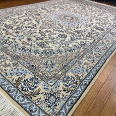画像3: 新品 ペルシャ 絨毯 ナイン 産 9la ノーラー 243 x 150 cm 縦2.5m 横1.5m 3.6㎡ 〜4帖程度 リビング ダイニング 2-3人掛けソファ サイズ ウール 手織り ラグ 敷物 カーペット メダリオン 白 ホワイト 生成り アイボリー ベージュ MA406-S109-243150Z100 (3)