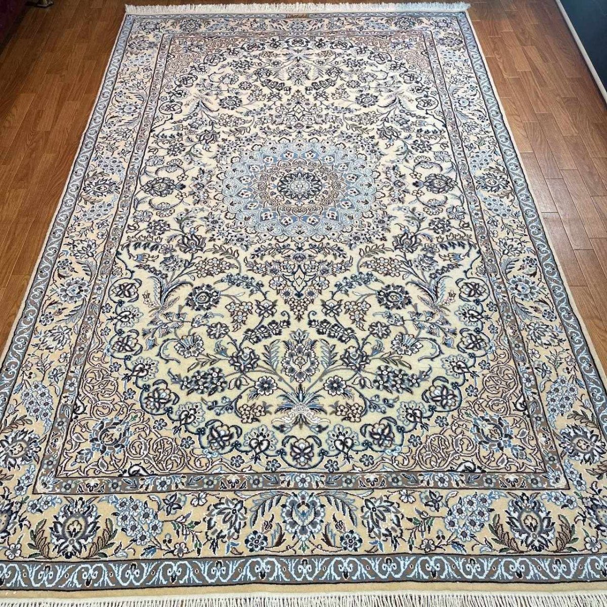 画像2: 新品 ペルシャ 絨毯 ナイン 産 9la ノーラー 243 x 150 cm 縦2.5m 横1.5m 3.6㎡ 〜4帖程度 リビング ダイニング 2-3人掛けソファ サイズ ウール 手織り ラグ 敷物 カーペット メダリオン 白 ホワイト 生成り アイボリー ベージュ MA406-S109-243150Z100 (2)