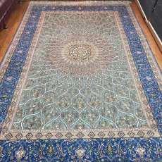 画像2: 新品 ペルシャ 絨毯 イスファハン 産 ダーバリ 工房 314 x 204 cm 縦3m 横2m 6㎡ 〜6帖程度 リビング ダイニング 3人掛けソファ コーナーソファ 大判 サイズ 天然 コルクウール シルク 手織り ラグ 敷物 カーペット ゴンバッド ゴンバット メダリオン ネイビー 紺 ゴールド 金 MA399-S584-313204Z400 (2)