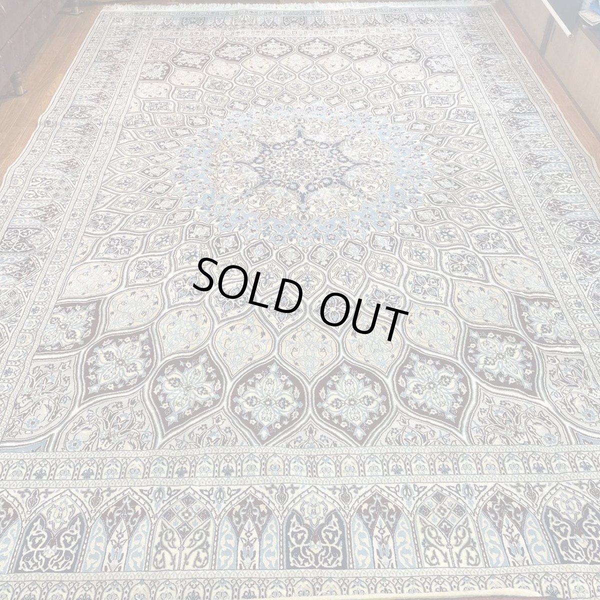 画像2: 新品 ペルシャ 絨毯 ナイン 産 6la シシラー ハビビアン工房 307 x 212 cm 縦3m 横2m 6㎡ 〜6帖程度 リビング ダイニング 3人掛けソファ コーナーソファ 大判 サイズ 天然 コルクウール シルク 手織り ラグ 敷物 カーペット ゴンバッド ゴンバット メダリオン ターコイズ 赤 青 水色 ナインブルー MA398-S592-307212Z400 (2)