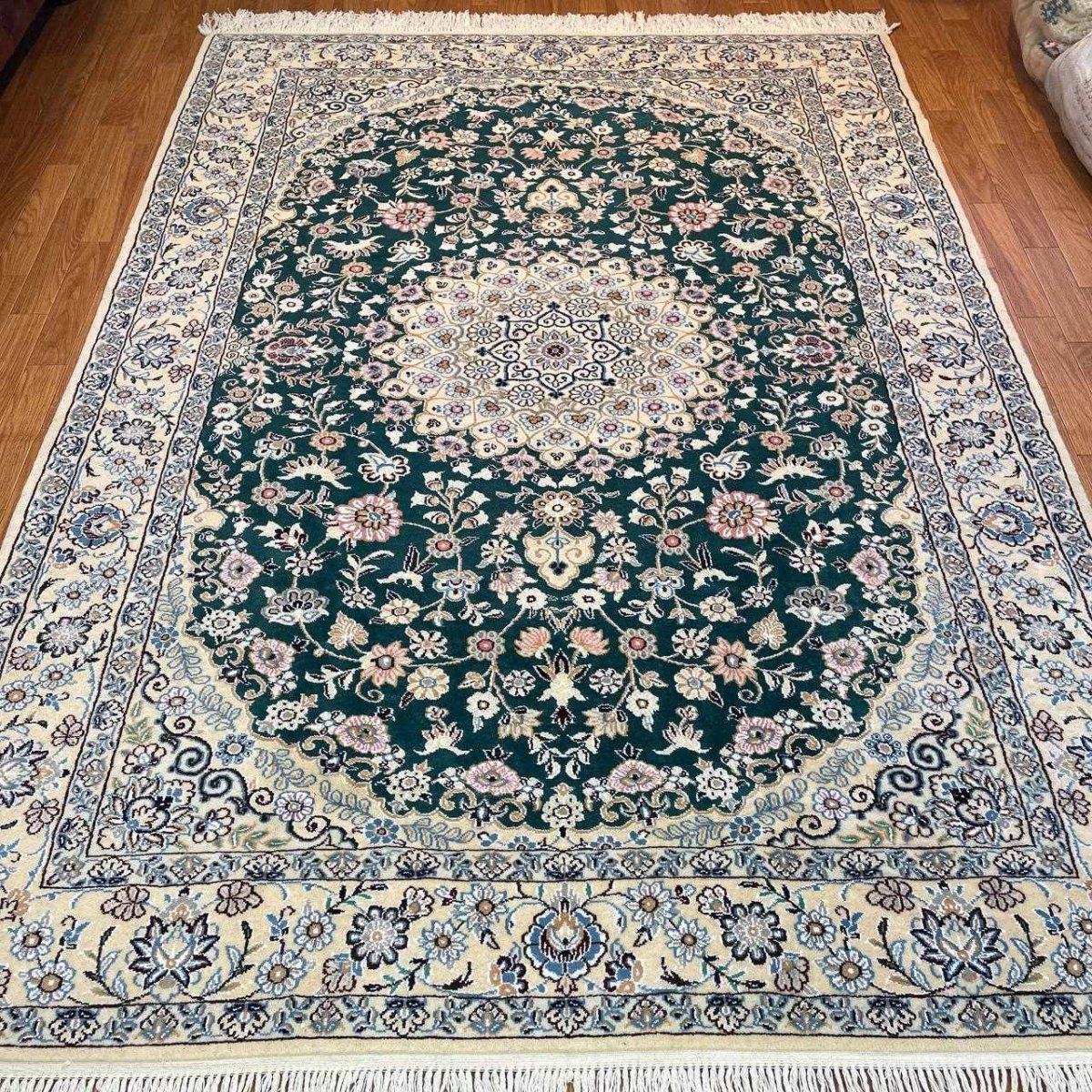 画像2: 新品 ペルシャ 絨毯 ナイン 産 9la ノーラー 縦2m 横1.5m 3㎡ 〜3.5帖程度 リビング ダイニング 2-3人掛けソファ サイズ 208 x 146 cm ウール 手織り ラグ 敷物 カーペット メダリオン 緑 グリーン 生成り アイボリー ベージュ MA393-S107-208146Z080 (2)