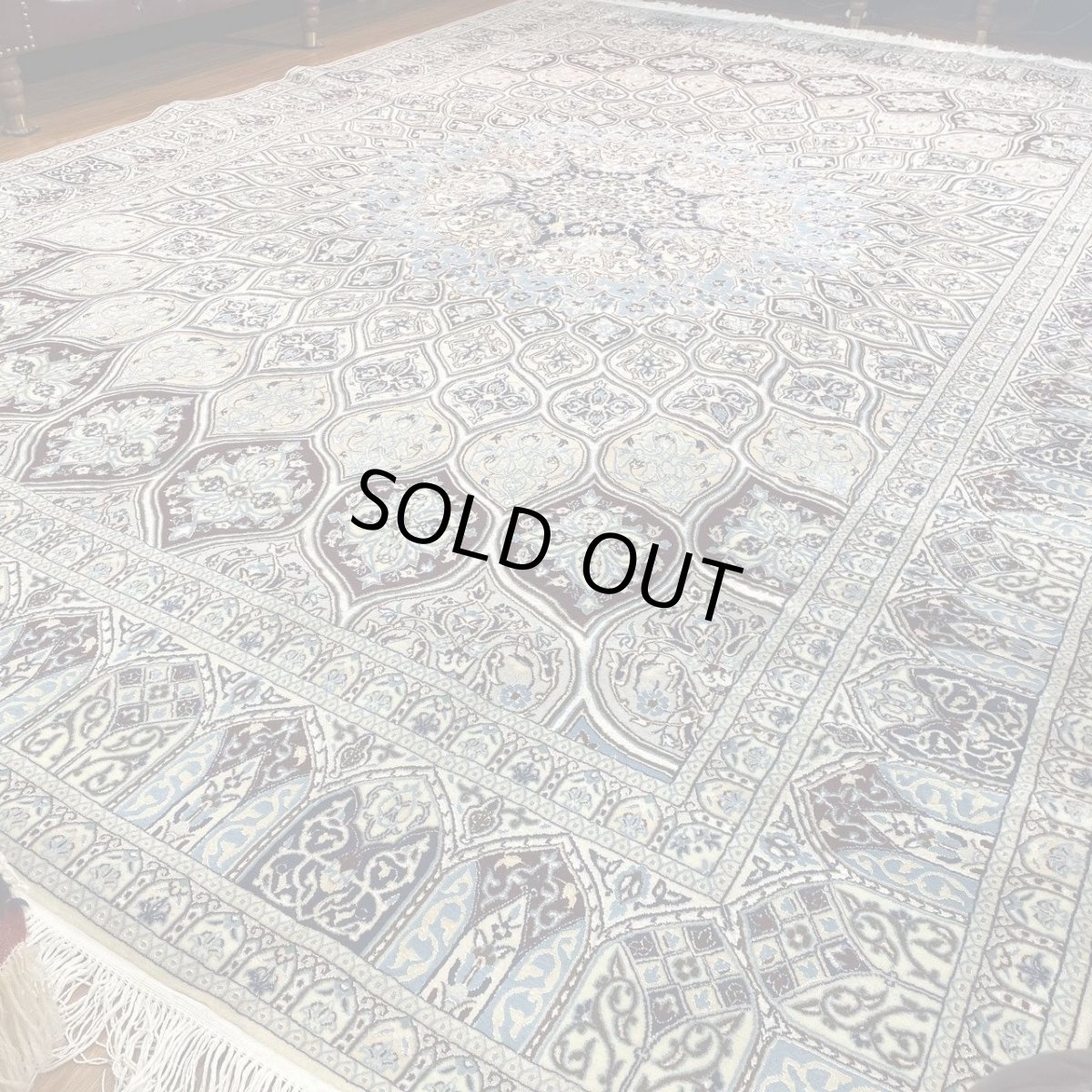 画像3: 新品 ペルシャ 絨毯 ナイン 産 6la シシラー ハビビアン工房 307 x 212 cm 縦3m 横2m 6㎡ 〜6帖程度 リビング ダイニング 3人掛けソファ コーナーソファ 大判 サイズ 天然 コルクウール シルク 手織り ラグ 敷物 カーペット ゴンバッド ゴンバット メダリオン ターコイズ 赤 青 水色 ナインブルー MA398-S592-307212Z400 (3)