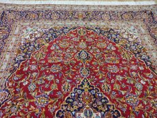 画像4: 美品 ペルシャ 絨毯 カシャーン リビング ダイニング 大判 8.7m 10畳 3人掛けソファ サイズ  354 x 245 cm 肉厚 ウール 手織り トライバル ラグ 天然 敷物 マット カーペット 赤 メダリオン ヴィンテージ ビンテージ MA430-AB441-354245Z040 (4)