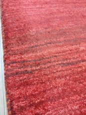 画像5: 新品 ペルシャ ギャッベ 縦3m 横2m 6㎡ 〜6帖程度 リビング ダイニング 3人掛けソファ コーナーソファサイズ 286 × 192 cm No.A609 肉厚 ウール 手織り リーズバフト ギャベ ハンドメイド ラグ 絨毯 カーペット 赤 クリーム 生成り色 ネイビー シンプル リビングダイニングルームお部屋の中心に MA431-A609-286192Z077 (5)
