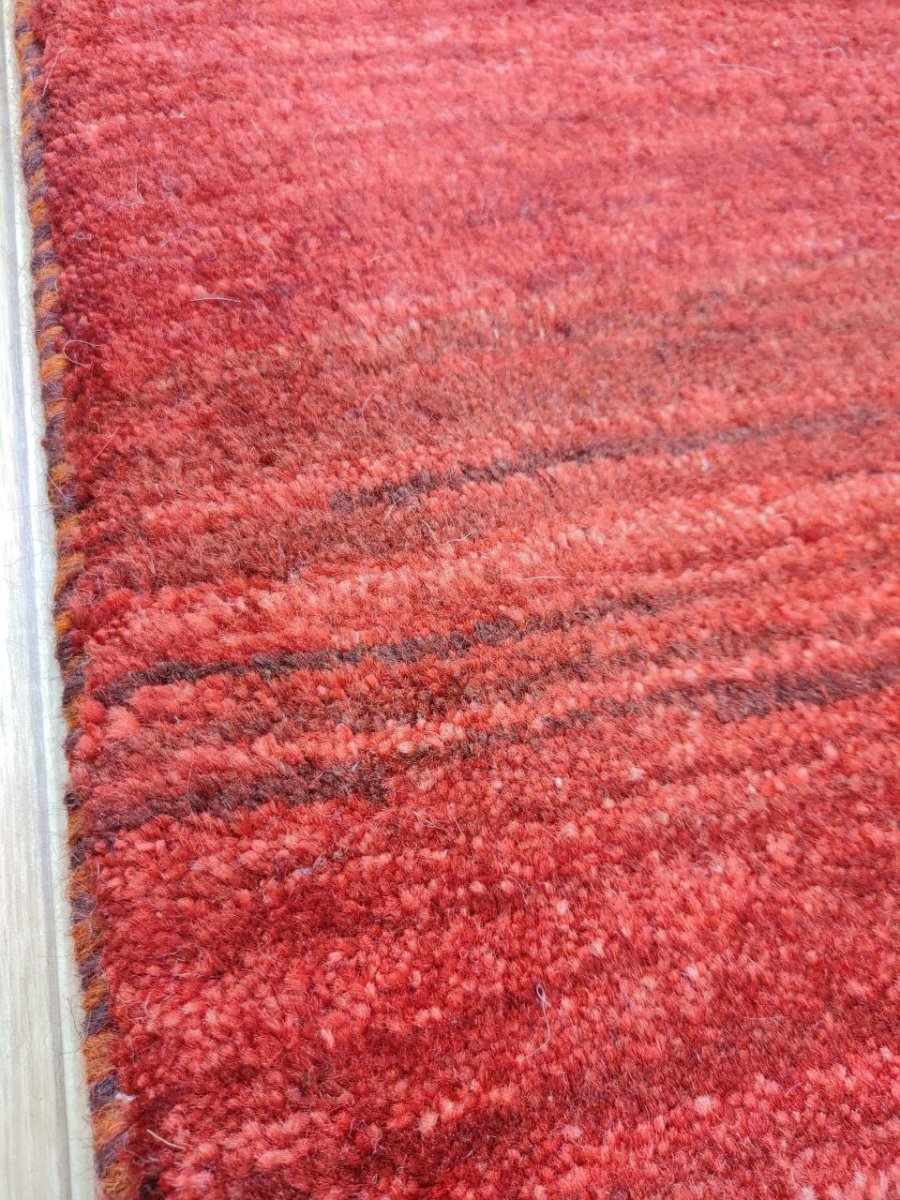 画像2: 新品 ペルシャ ギャッベ 縦3m 横2m 6㎡ 〜6帖程度 リビング ダイニング 3人掛けソファ コーナーソファサイズ 286 × 192 cm No.A609 肉厚 ウール 手織り リーズバフト ギャベ ハンドメイド ラグ 絨毯 カーペット 赤 クリーム 生成り色 ネイビー シンプル リビングダイニングルームお部屋の中心に MA431-A609-286192Z077 (2)