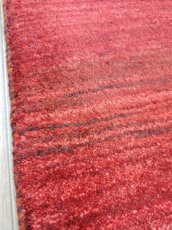 画像2: 新品 ペルシャ ギャッベ 縦3m 横2m 6㎡ 〜6帖程度 リビング ダイニング 3人掛けソファ コーナーソファサイズ 286 × 192 cm No.A609 肉厚 ウール 手織り リーズバフト ギャベ ハンドメイド ラグ 絨毯 カーペット 赤 クリーム 生成り色 ネイビー シンプル リビングダイニングルームお部屋の中心に MA431-A609-286192Z077 (2)