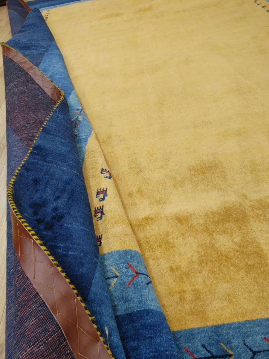 画像18: 新品 ペルシャ ギャッベ 縦3.5m 横2.5m 6㎡ 〜6帖程度 リビング ダイニング 3人掛けソファ コーナーソファサイズ 353 × 245 cm No.2475 肉厚 ウール 手織り リーズバフト ギャベ ハンドメイド ラグ 絨毯 カーペット 青 藍色 インディゴブルー 黄色 レモンイエロー オレンジ シンプル リビングダイニングルームお部屋の中心に MA2475-353245Z141 (18)