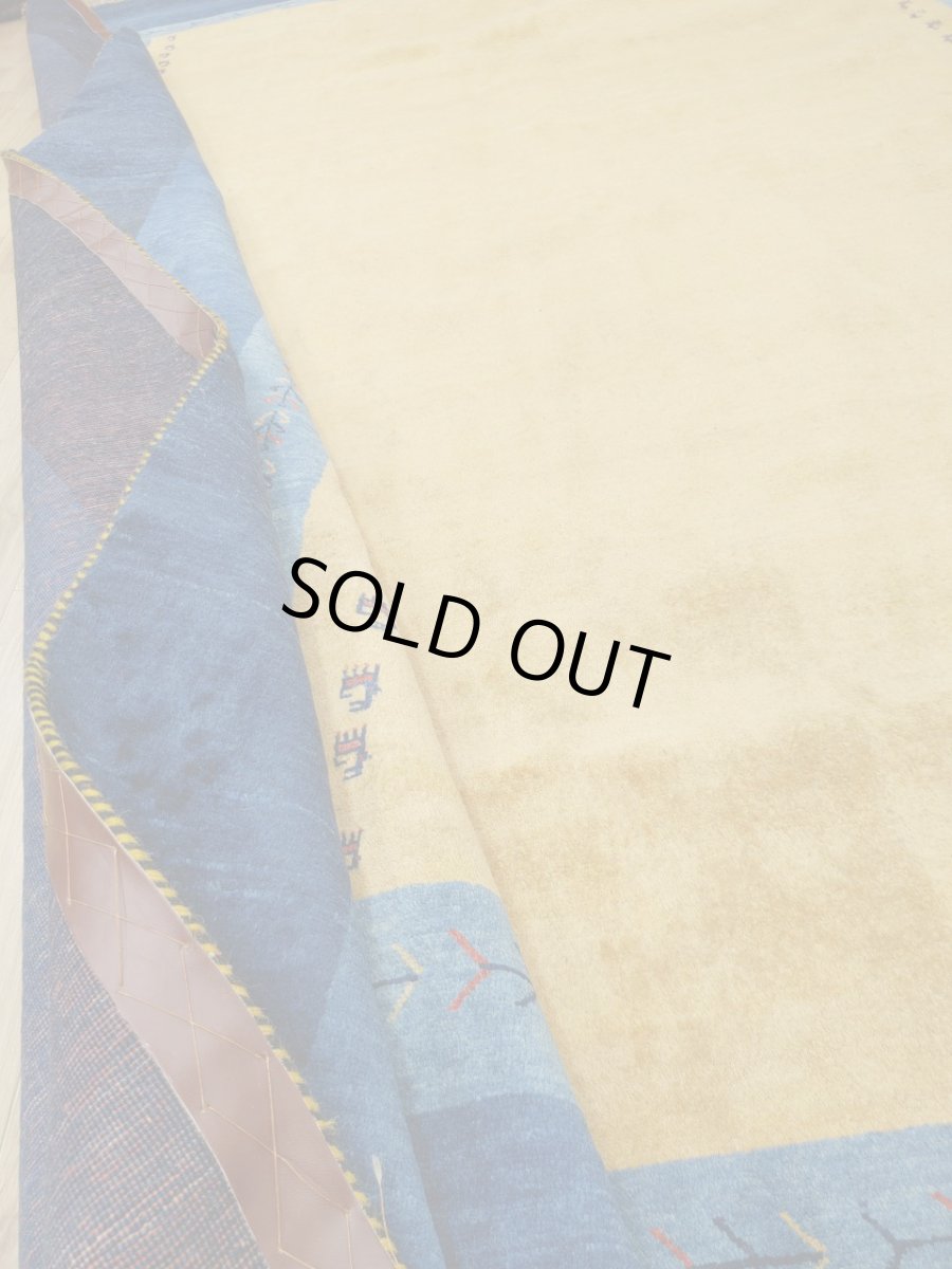 画像18: 新品 ペルシャ ギャッベ 縦3.5m 横2.5m 6㎡ 〜6帖程度 リビング ダイニング 3人掛けソファ コーナーソファサイズ 353 × 245 cm No.2475 肉厚 ウール 手織り リーズバフト ギャベ ハンドメイド ラグ 絨毯 カーペット 青 藍色 インディゴブルー 黄色 レモンイエロー オレンジ シンプル リビングダイニングルームお部屋の中心に MA2475-353245Z141 (18)