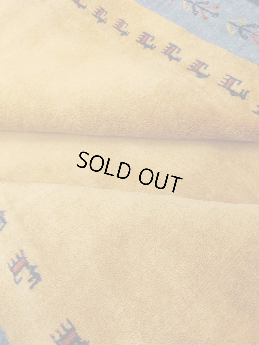 画像14: 新品 ペルシャ ギャッベ 縦3.5m 横2.5m 6㎡ 〜6帖程度 リビング ダイニング 3人掛けソファ コーナーソファサイズ 353 × 245 cm No.2475 肉厚 ウール 手織り リーズバフト ギャベ ハンドメイド ラグ 絨毯 カーペット 青 藍色 インディゴブルー 黄色 レモンイエロー オレンジ シンプル リビングダイニングルームお部屋の中心に MA2475-353245Z141 (14)