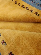 画像14: 新品 ペルシャ ギャッベ 縦3.5m 横2.5m 6㎡ 〜6帖程度 リビング ダイニング 3人掛けソファ コーナーソファサイズ 353 × 245 cm No.2475 肉厚 ウール 手織り リーズバフト ギャベ ハンドメイド ラグ 絨毯 カーペット 青 藍色 インディゴブルー 黄色 レモンイエロー オレンジ シンプル リビングダイニングルームお部屋の中心に MA2475-353245Z141 (14)