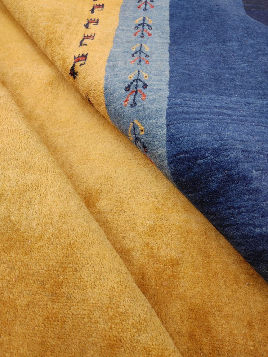 画像7: 新品 ペルシャ ギャッベ 縦3.5m 横2.5m 6㎡ 〜6帖程度 リビング ダイニング 3人掛けソファ コーナーソファサイズ 353 × 245 cm No.2475 肉厚 ウール 手織り リーズバフト ギャベ ハンドメイド ラグ 絨毯 カーペット 青 藍色 インディゴブルー 黄色 レモンイエロー オレンジ シンプル リビングダイニングルームお部屋の中心に MA2475-353245Z141 (7)