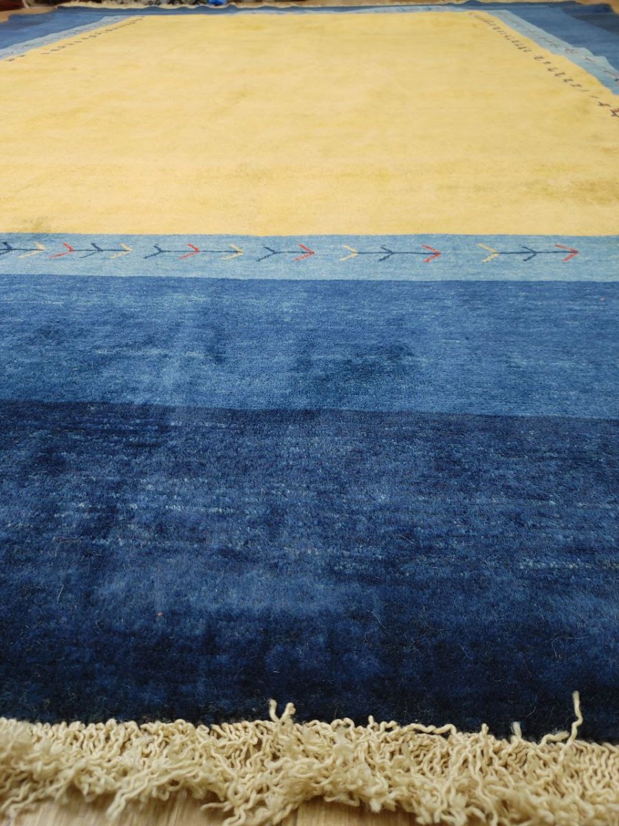 画像15: 新品 ペルシャ ギャッベ 縦3.5m 横2.5m 6㎡ 〜6帖程度 リビング ダイニング 3人掛けソファ コーナーソファサイズ 353 × 245 cm No.2475 肉厚 ウール 手織り リーズバフト ギャベ ハンドメイド ラグ 絨毯 カーペット 青 藍色 インディゴブルー 黄色 レモンイエロー オレンジ シンプル リビングダイニングルームお部屋の中心に MA2475-353245Z141 (15)