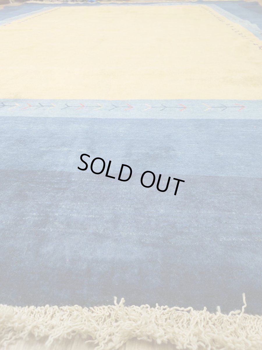 画像15: 新品 ペルシャ ギャッベ 縦3.5m 横2.5m 6㎡ 〜6帖程度 リビング ダイニング 3人掛けソファ コーナーソファサイズ 353 × 245 cm No.2475 肉厚 ウール 手織り リーズバフト ギャベ ハンドメイド ラグ 絨毯 カーペット 青 藍色 インディゴブルー 黄色 レモンイエロー オレンジ シンプル リビングダイニングルームお部屋の中心に MA2475-353245Z141 (15)