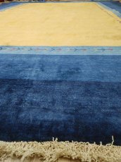 画像15: 新品 ペルシャ ギャッベ 縦3.5m 横2.5m 6㎡ 〜6帖程度 リビング ダイニング 3人掛けソファ コーナーソファサイズ 353 × 245 cm No.2475 肉厚 ウール 手織り リーズバフト ギャベ ハンドメイド ラグ 絨毯 カーペット 青 藍色 インディゴブルー 黄色 レモンイエロー オレンジ シンプル リビングダイニングルームお部屋の中心に MA2475-353245Z141 (15)