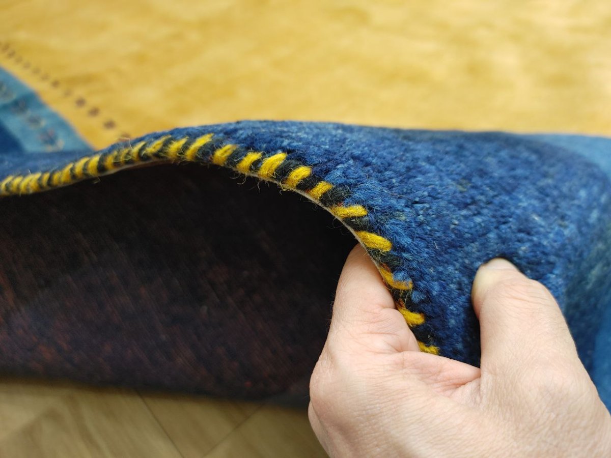 画像8: 新品 ペルシャ ギャッベ 縦3.5m 横2.5m 6㎡ 〜6帖程度 リビング ダイニング 3人掛けソファ コーナーソファサイズ 353 × 245 cm No.2475 肉厚 ウール 手織り リーズバフト ギャベ ハンドメイド ラグ 絨毯 カーペット 青 藍色 インディゴブルー 黄色 レモンイエロー オレンジ シンプル リビングダイニングルームお部屋の中心に MA2475-353245Z141 (8)