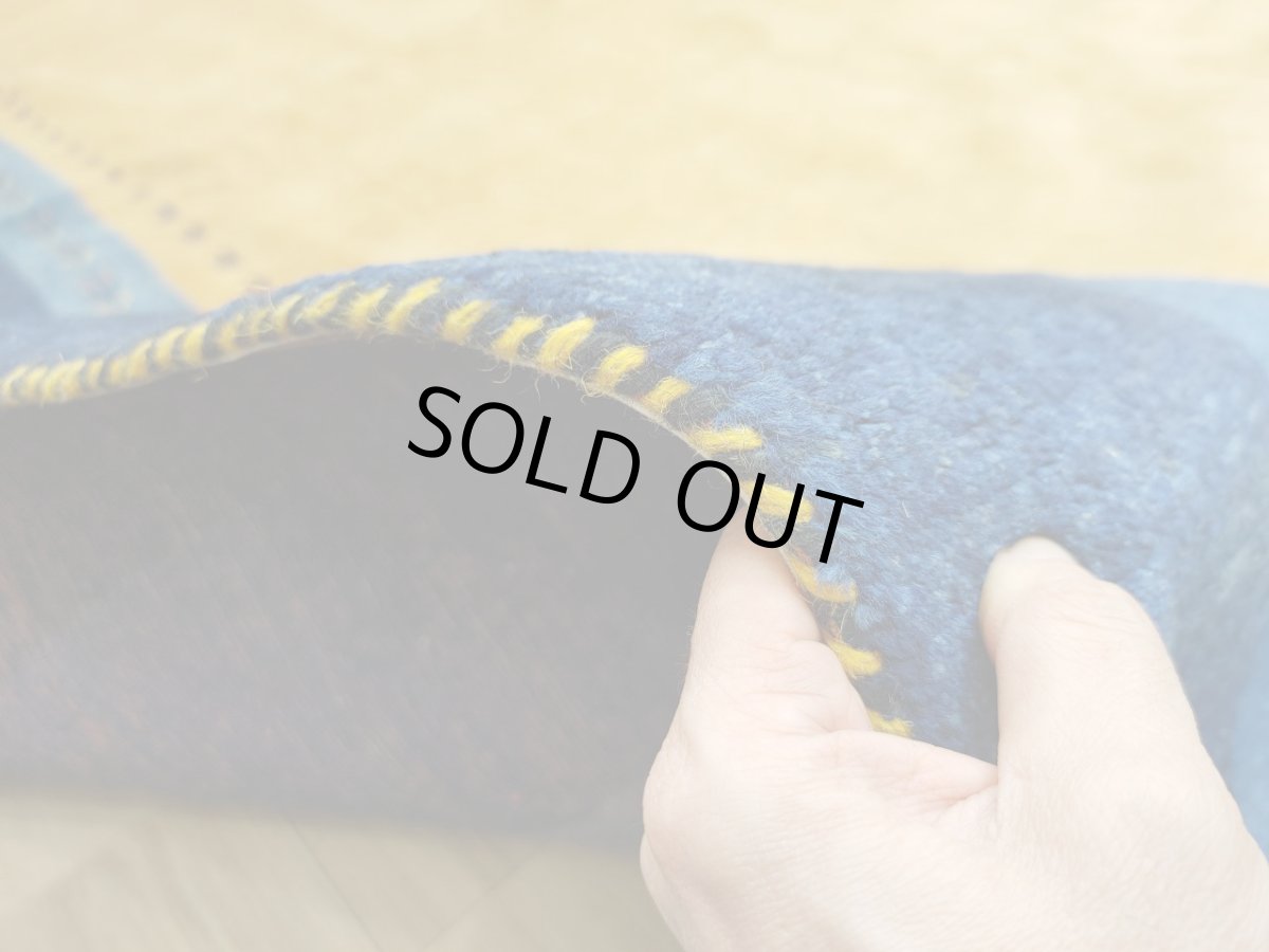 画像8: 新品 ペルシャ ギャッベ 縦3.5m 横2.5m 6㎡ 〜6帖程度 リビング ダイニング 3人掛けソファ コーナーソファサイズ 353 × 245 cm No.2475 肉厚 ウール 手織り リーズバフト ギャベ ハンドメイド ラグ 絨毯 カーペット 青 藍色 インディゴブルー 黄色 レモンイエロー オレンジ シンプル リビングダイニングルームお部屋の中心に MA2475-353245Z141 (8)