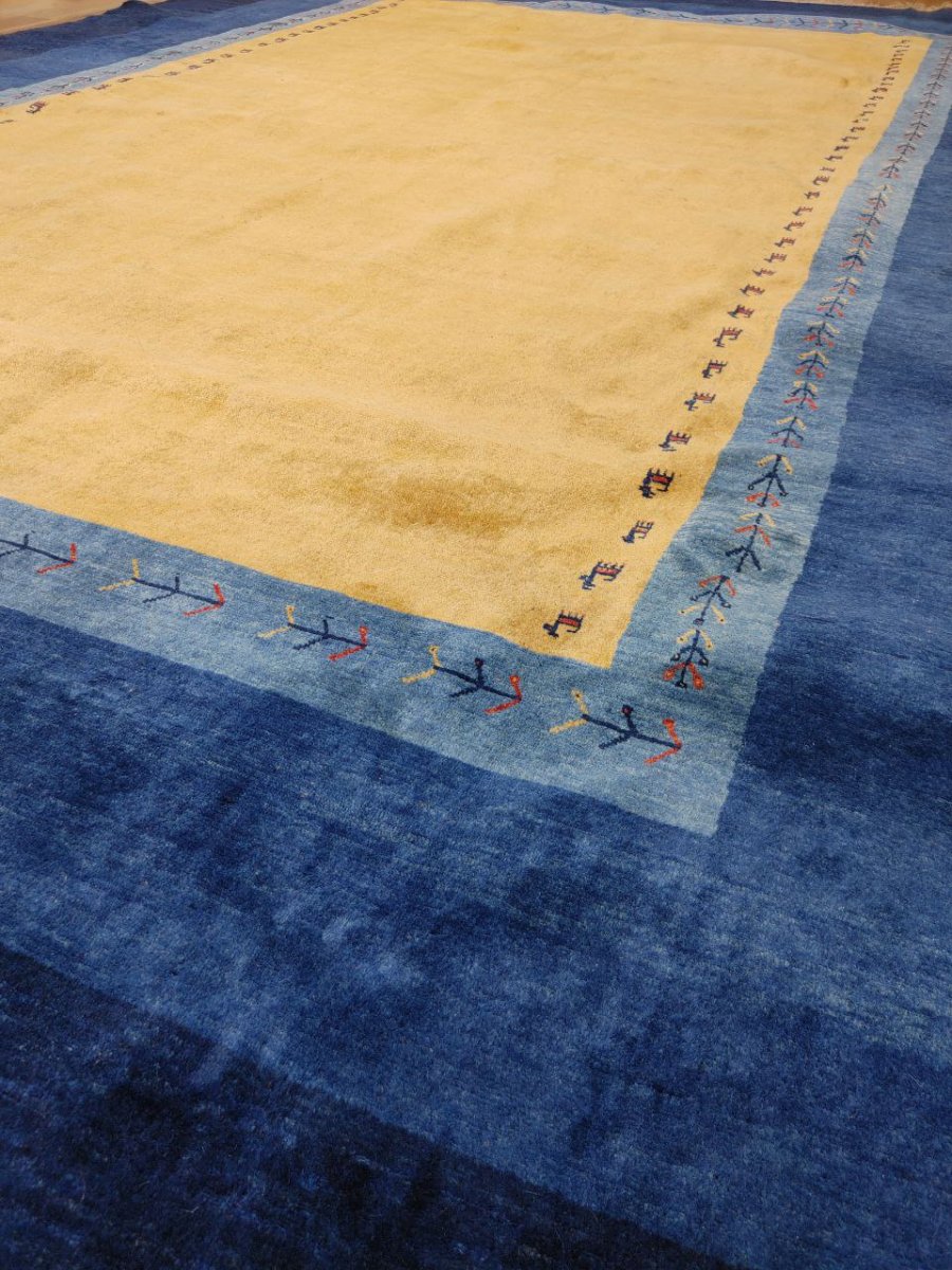 画像4: 新品 ペルシャ ギャッベ 縦3.5m 横2.5m 6㎡ 〜6帖程度 リビング ダイニング 3人掛けソファ コーナーソファサイズ 353 × 245 cm No.2475 肉厚 ウール 手織り リーズバフト ギャベ ハンドメイド ラグ 絨毯 カーペット 青 藍色 インディゴブルー 黄色 レモンイエロー オレンジ シンプル リビングダイニングルームお部屋の中心に MA2475-353245Z141 (4)