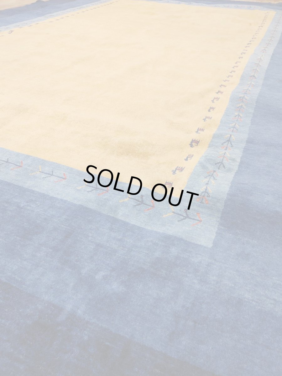 画像4: 新品 ペルシャ ギャッベ 縦3.5m 横2.5m 6㎡ 〜6帖程度 リビング ダイニング 3人掛けソファ コーナーソファサイズ 353 × 245 cm No.2475 肉厚 ウール 手織り リーズバフト ギャベ ハンドメイド ラグ 絨毯 カーペット 青 藍色 インディゴブルー 黄色 レモンイエロー オレンジ シンプル リビングダイニングルームお部屋の中心に MA2475-353245Z141 (4)