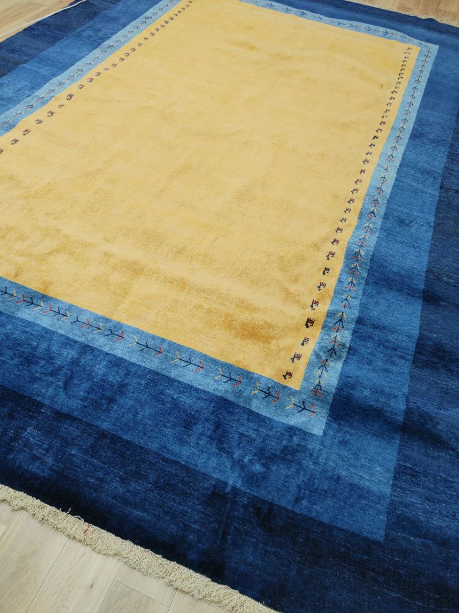 画像3: 新品 ペルシャ ギャッベ 縦3.5m 横2.5m 6㎡ 〜6帖程度 リビング ダイニング 3人掛けソファ コーナーソファサイズ 353 × 245 cm No.2475 肉厚 ウール 手織り リーズバフト ギャベ ハンドメイド ラグ 絨毯 カーペット 青 藍色 インディゴブルー 黄色 レモンイエロー オレンジ シンプル リビングダイニングルームお部屋の中心に MA2475-353245Z141 (3)