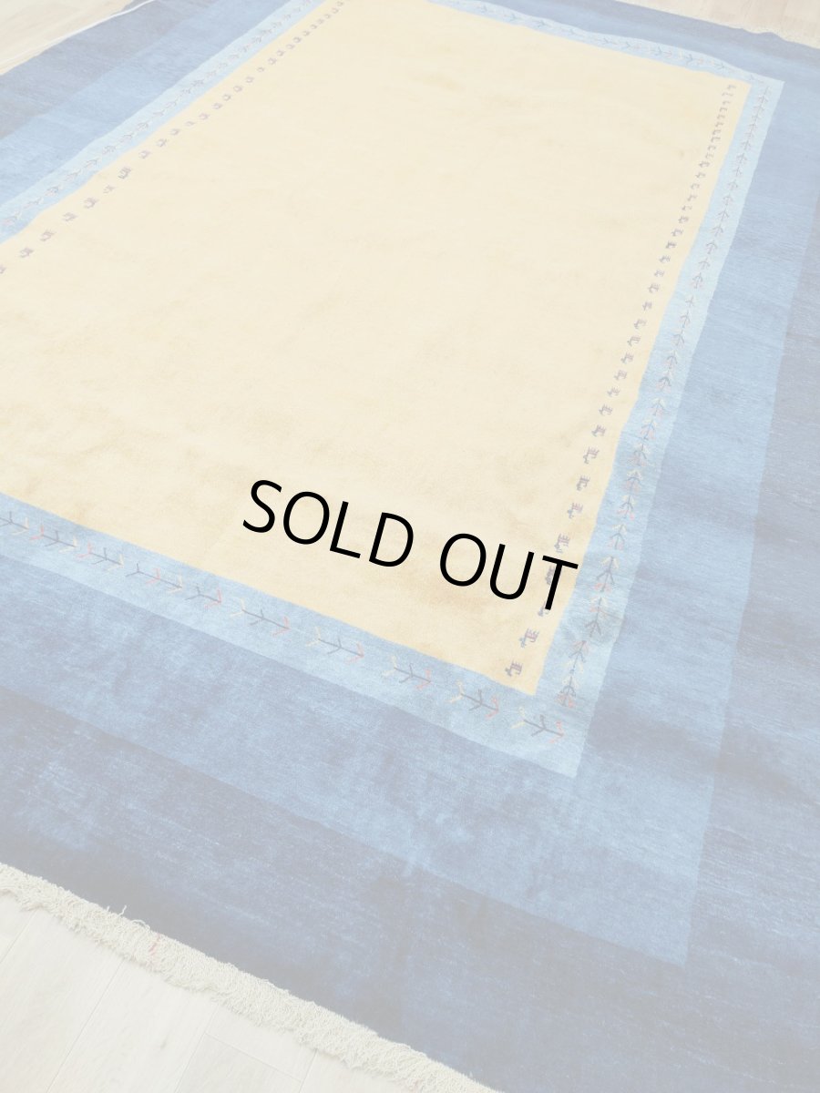 画像3: 新品 ペルシャ ギャッベ 縦3.5m 横2.5m 6㎡ 〜6帖程度 リビング ダイニング 3人掛けソファ コーナーソファサイズ 353 × 245 cm No.2475 肉厚 ウール 手織り リーズバフト ギャベ ハンドメイド ラグ 絨毯 カーペット 青 藍色 インディゴブルー 黄色 レモンイエロー オレンジ シンプル リビングダイニングルームお部屋の中心に MA2475-353245Z141 (3)