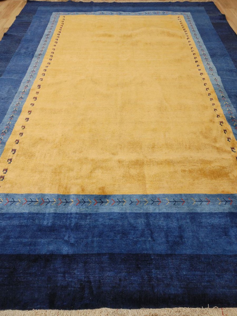 画像2: 新品 ペルシャ ギャッベ 縦3.5m 横2.5m 6㎡ 〜6帖程度 リビング ダイニング 3人掛けソファ コーナーソファサイズ 353 × 245 cm No.2475 肉厚 ウール 手織り リーズバフト ギャベ ハンドメイド ラグ 絨毯 カーペット 青 藍色 インディゴブルー 黄色 レモンイエロー オレンジ シンプル リビングダイニングルームお部屋の中心に MA2475-353245Z141 (2)