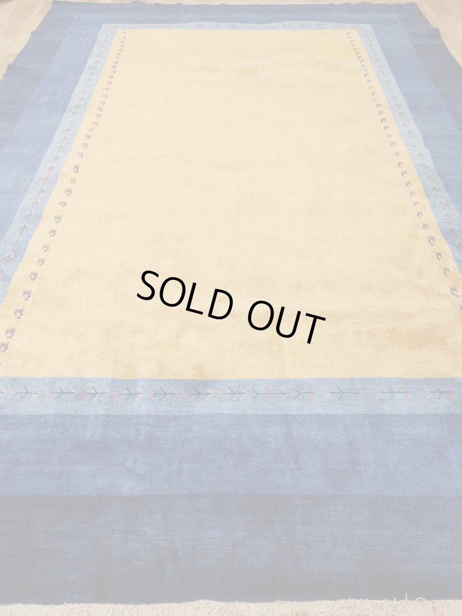 画像2: 新品 ペルシャ ギャッベ 縦3.5m 横2.5m 6㎡ 〜6帖程度 リビング ダイニング 3人掛けソファ コーナーソファサイズ 353 × 245 cm No.2475 肉厚 ウール 手織り リーズバフト ギャベ ハンドメイド ラグ 絨毯 カーペット 青 藍色 インディゴブルー 黄色 レモンイエロー オレンジ シンプル リビングダイニングルームお部屋の中心に MA2475-353245Z141 (2)
