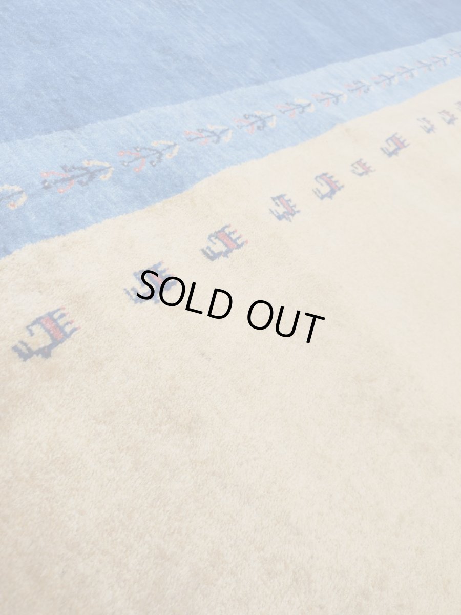 画像12: 新品 ペルシャ ギャッベ 縦3.5m 横2.5m 6㎡ 〜6帖程度 リビング ダイニング 3人掛けソファ コーナーソファサイズ 353 × 245 cm No.2475 肉厚 ウール 手織り リーズバフト ギャベ ハンドメイド ラグ 絨毯 カーペット 青 藍色 インディゴブルー 黄色 レモンイエロー オレンジ シンプル リビングダイニングルームお部屋の中心に MA2475-353245Z141 (12)