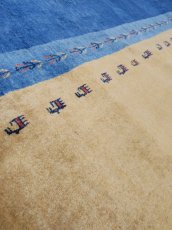 画像12: 新品 ペルシャ ギャッベ 縦3.5m 横2.5m 6㎡ 〜6帖程度 リビング ダイニング 3人掛けソファ コーナーソファサイズ 353 × 245 cm No.2475 肉厚 ウール 手織り リーズバフト ギャベ ハンドメイド ラグ 絨毯 カーペット 青 藍色 インディゴブルー 黄色 レモンイエロー オレンジ シンプル リビングダイニングルームお部屋の中心に MA2475-353245Z141 (12)
